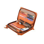Portafoglio in pelle marrone aperto con scomparti per carte di credito, banconote e portachiavi. Design elegante e funzionale per organizzazione quotidiana.