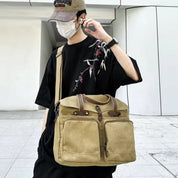 Uomo con borsa a tracolla in tela beige, indossa cappello e mascherina. Moda casual urbana, abbigliamento streetwear, accessori pratici.