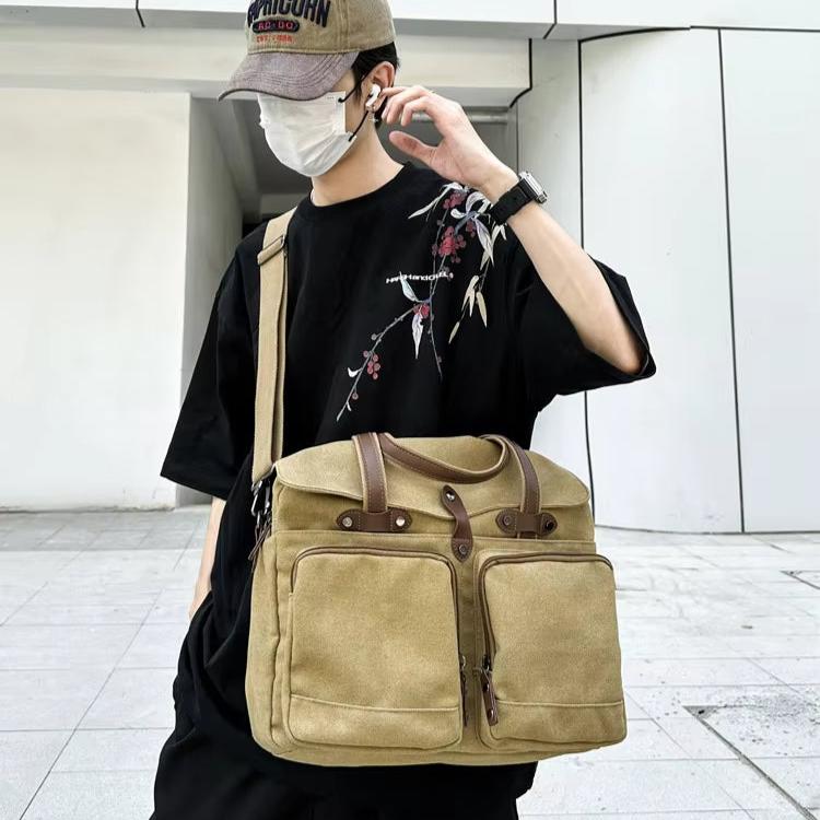 Uomo con borsa a tracolla in tela beige, indossa cappello e mascherina. Moda casual urbana, abbigliamento streetwear, accessori pratici.