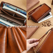 Portafoglio in pelle marrone con cerniera, scomparti multipli per carte e contanti, design elegante, cinturino da polso, accessorio moda uomo.