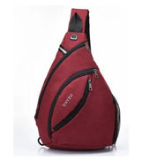 Zaino monospalla rosso con cerniere multiple, design ergonomico, ideale per viaggi e attività all'aperto. Tasche laterali e logo DXYZU visibile.