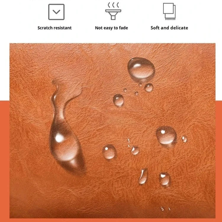 Gocce d'acqua su pelle sintetica marrone, resistente ai graffi, non sbiadisce facilmente, morbida e delicata. Materiale di alta qualità per arredamento.