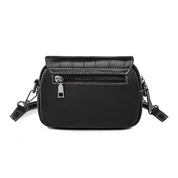 Borsa a tracolla nera in pelle con texture, chiusura a zip, design elegante e compatto, ideale per moda donna e accessori di tendenza.