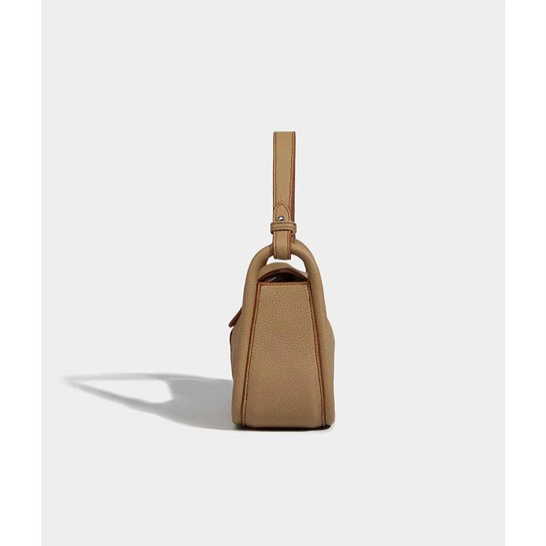 Borsa a mano in pelle marrone chiaro vista laterale, design elegante e minimalista, ideale per moda donna, accessorio di lusso.