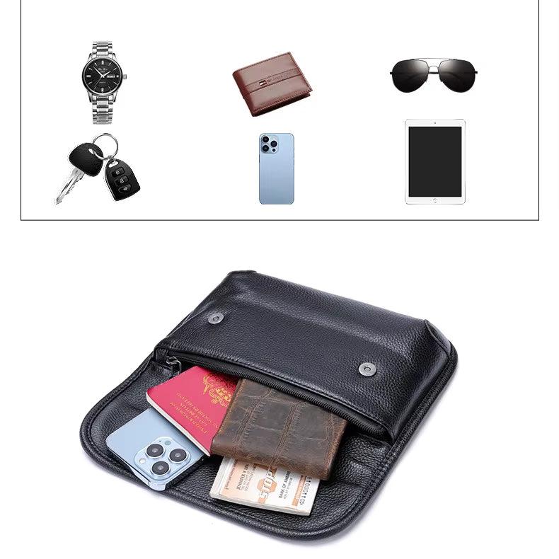 Borsa in pelle nera aperta con smartphone, passaporto, portafoglio e banconote. Accessori da viaggio essenziali, eleganti e pratici.