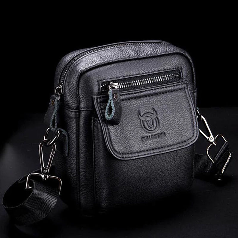 Borsa a tracolla in pelle nera da uomo, con cerniere multiple e logo inciso, ideale per viaggi e uso quotidiano. Design compatto ed elegante.