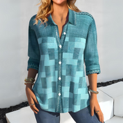 Camicia donna a quadri blu-verde, maniche lunghe, bottoni frontali, stile casual. Ideale per moda autunnale, abbigliamento quotidiano.