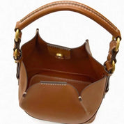 Borsa a secchiello in pelle marrone con manico robusto e dettagli in metallo dorato. Design elegante e spazioso, ideale per moda e accessori di lusso.