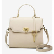 Borsa a mano in pelle beige con tracolla regolabile, chiusura a scatto dorata e portachiavi. Elegante accessorio moda donna.