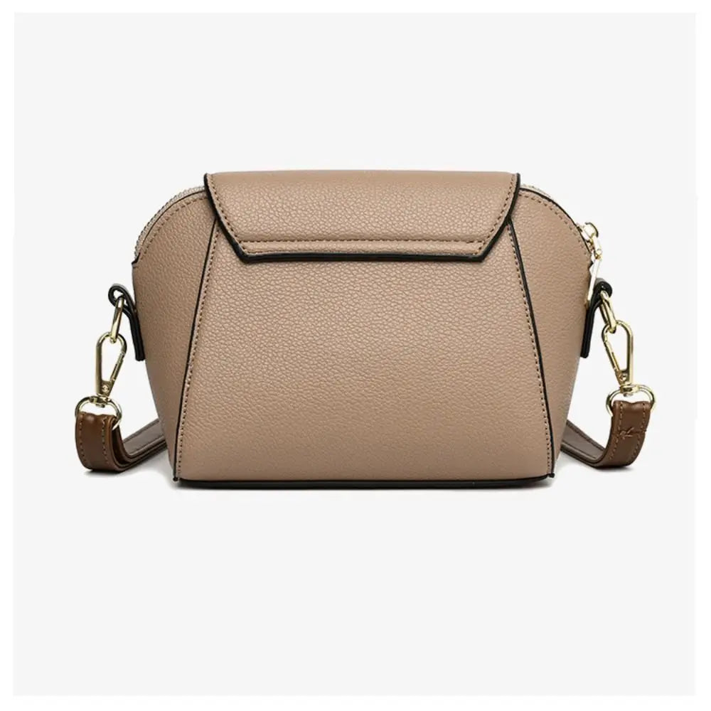 Borsa a tracolla in pelle beige, design moderno, chiusura con zip, dettagli in metallo dorato, ideale per moda donna e accessori eleganti.