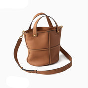 Borsa a secchiello in pelle marrone con tracolla regolabile, design elegante e moderno, perfetta per moda donna e accessori di lusso.
