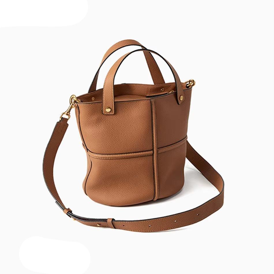 Borsa a secchiello in pelle marrone con tracolla regolabile, design elegante e moderno, perfetta per moda donna e accessori di lusso.
