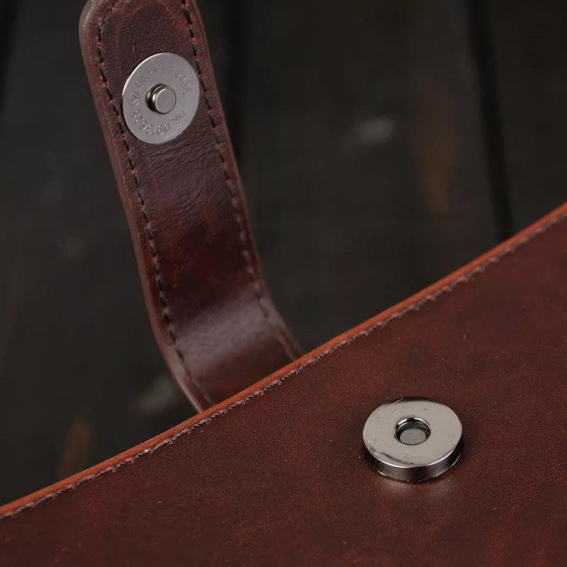 Borsa in pelle marrone con chiusura magnetica in metallo, dettaglio elegante e resistente, accessorio moda di alta qualità.