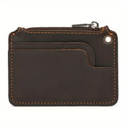 Portafoglio in pelle marrone scuro con cuciture arancioni, tasche multiple e chiusura con zip. Design compatto e funzionale per carte e contanti.