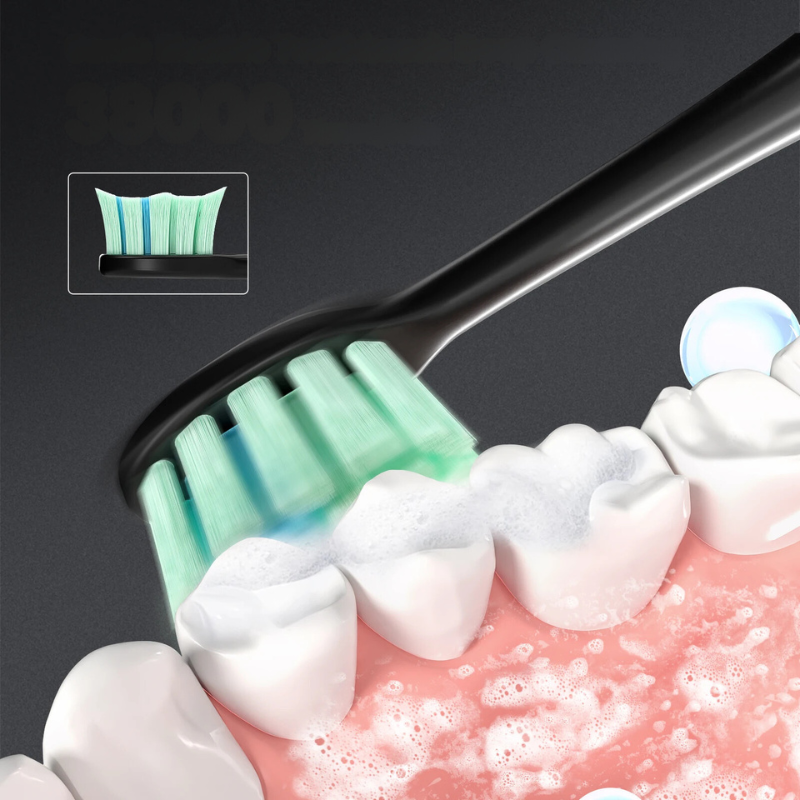 Spazzolino da denti nero con setole morbide verde e blu, pulizia dentale su gengive e denti con schiuma, igiene orale, cura dentale efficace.