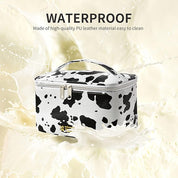 Borsa cosmetica impermeabile in pelle PU bianca con motivo mucca, chiusura a zip, manico superiore, facile da pulire, ideale per viaggi e organizzazione.