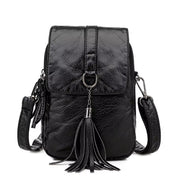 Zaino in pelle nera con nappina decorativa, chiusura a zip, tracolla regolabile. Elegante e pratico per uso quotidiano o viaggio.