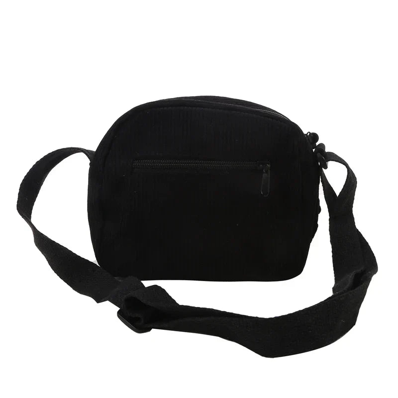 Borsa a tracolla nera in tessuto, con cerniera frontale. Design semplice e versatile, ideale per uso quotidiano. Accessorio moda unisex.