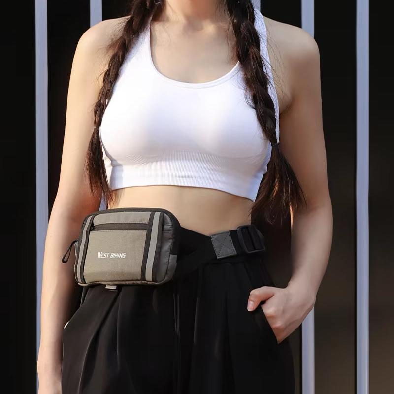 Donna con top sportivo bianco e marsupio nero, capelli intrecciati, posa casual. Accessori moda, abbigliamento sportivo, stile urbano.