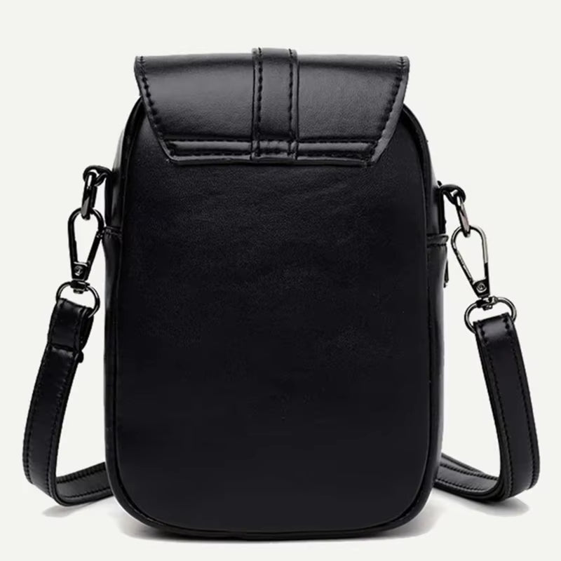 Borsa a tracolla nera in pelle sintetica, design elegante e minimalista, chiusura con patta, ideale per uomo, accessorio moda versatile.