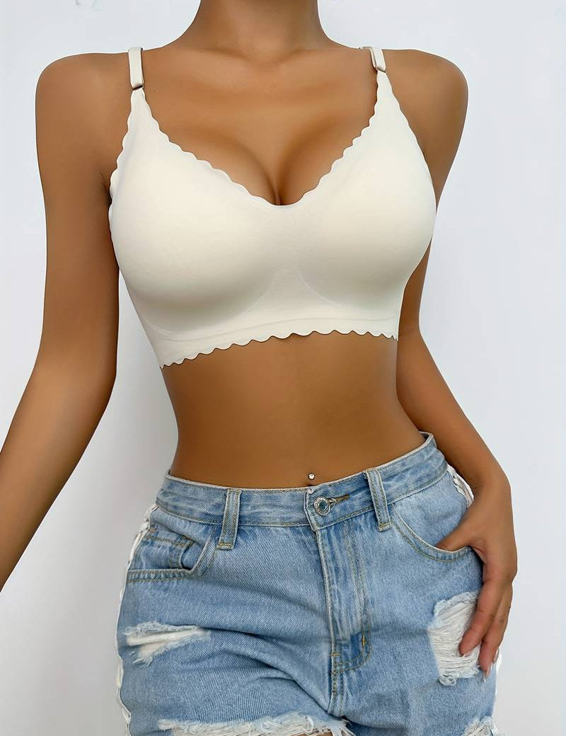 Reggiseno bianco senza cuciture, design a balconcino, indossato con shorts di jeans strappati. Intimo donna comodo e alla moda.