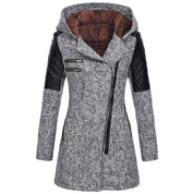 Cappotto donna invernale grigio con cappuccio, cerniere asimmetriche, dettagli in pelle nera su spalle e maniche, stile elegante e moderno.