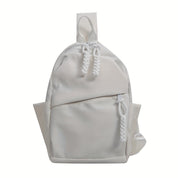 Zaino bianco elegante in pelle sintetica, design minimalista, tasche laterali, chiusura con cerniera, perfetto per scuola o viaggio.