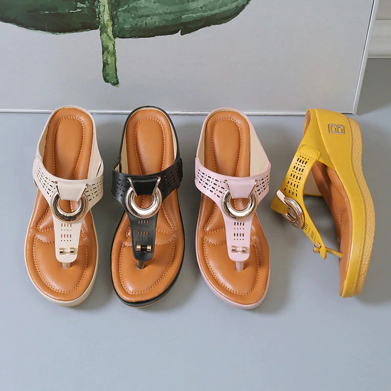 Sandali estivi da donna in pelle, colori nero, rosa, giallo, con cinturino a T e fibbia decorativa. Scarpe comode per moda casual e vacanze.