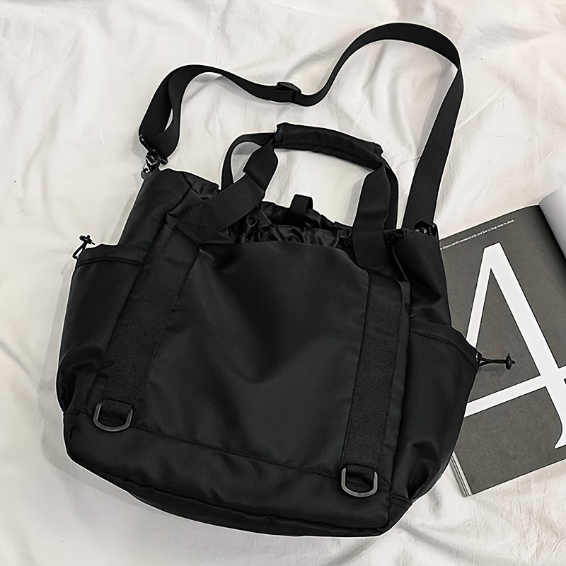 Zaino nero multifunzione su letto bianco, design elegante con tasche laterali e manici regolabili. Accessorio moda versatile e pratico.