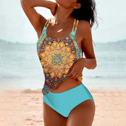 Donna in costume da bagno a due pezzi con stampa mandala colorata, spiaggia sullo sfondo. Moda mare, abbigliamento estivo, costumi da bagno donna.