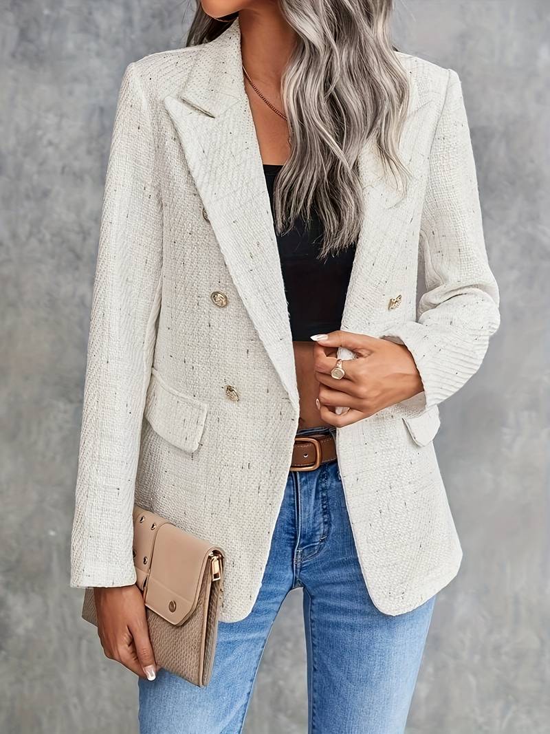 Giacca donna elegante bianca, doppio petto, abbinata a jeans e top nero. Look casual chic, moda femminile, stile autunnale.
