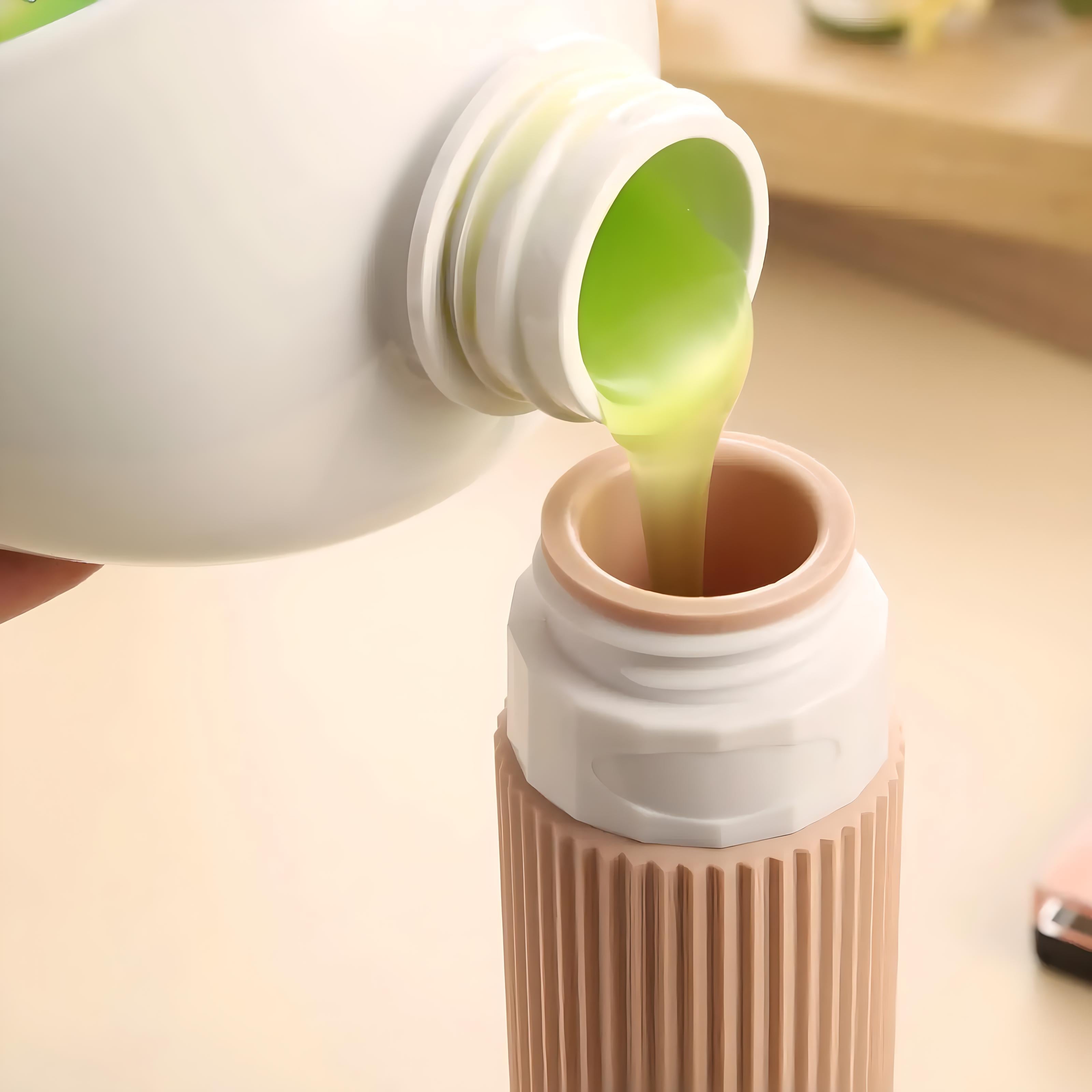 Bottiglia di detersivo liquido verde versato in un contenitore dosatore beige. Accessorio per pulizia, pratico e riutilizzabile.