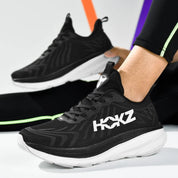 Scarpe da corsa nere HOKZ con suola bianca, design moderno e logo in evidenza. Ideali per sportivi, comfort e prestazioni elevate.