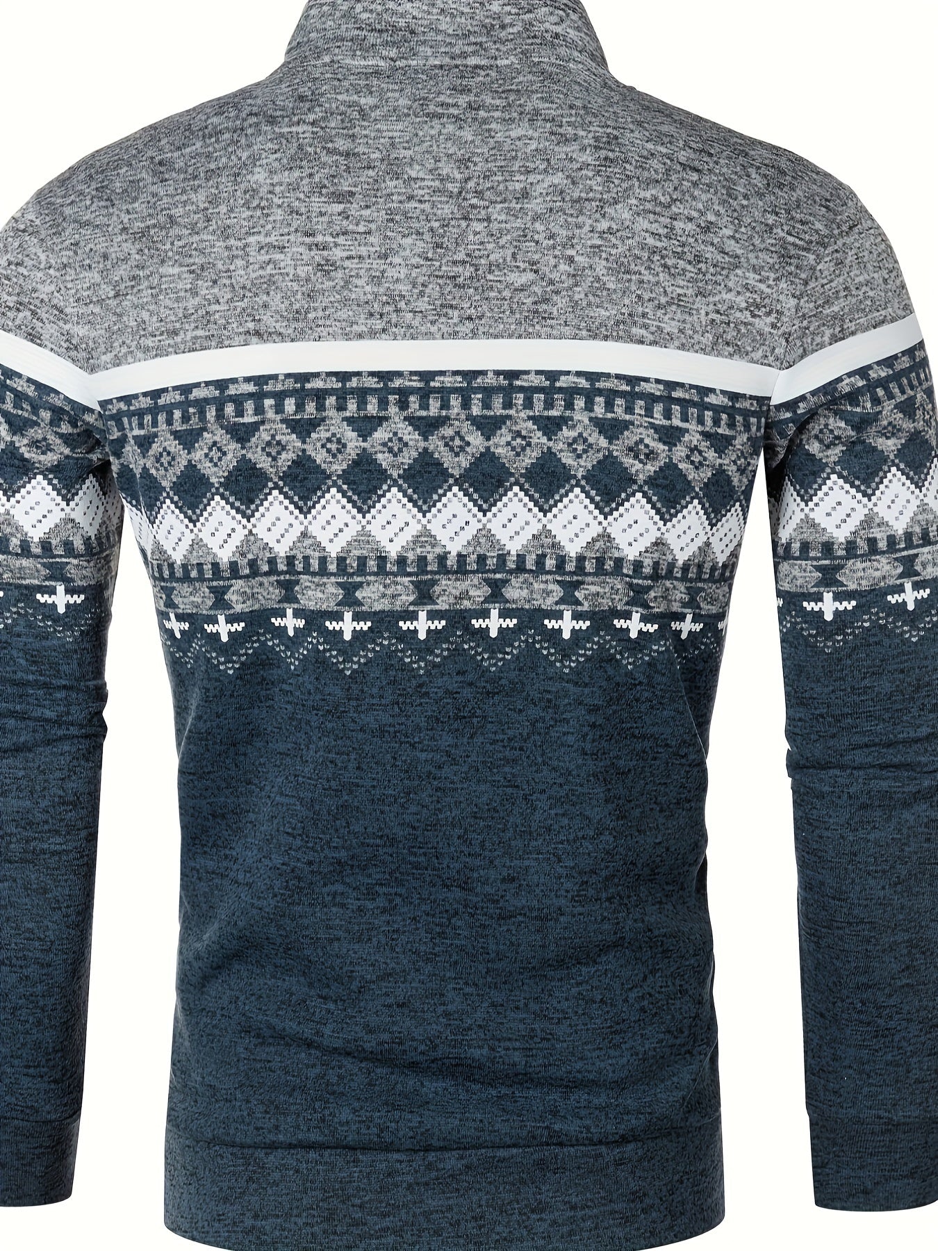 Maglione uomo invernale grigio e blu, motivo geometrico nordico, collo alto, maniche lunghe, tessuto caldo e morbido, moda casual elegante.