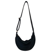 Borsa a tracolla nera in pelle sintetica, design a mezzaluna, chiusura con zip, regolabile, elegante e versatile per donna.
