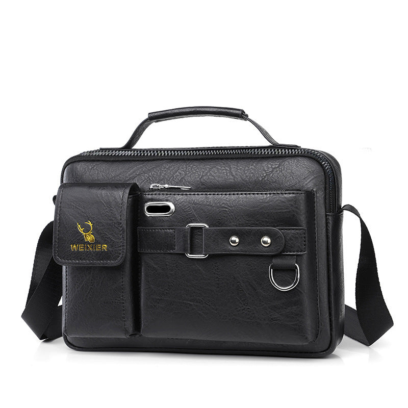 Borsa a tracolla in pelle nera con tasche multiple, manico superiore e logo dorato. Design elegante e funzionale per uomo, ideale per lavoro e viaggio.