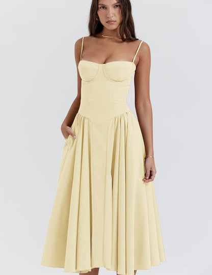 Abito midi giallo chiaro con spalline sottili, scollo a cuore e gonna svasata. Elegante e femminile, perfetto per eventi estivi o serate speciali.