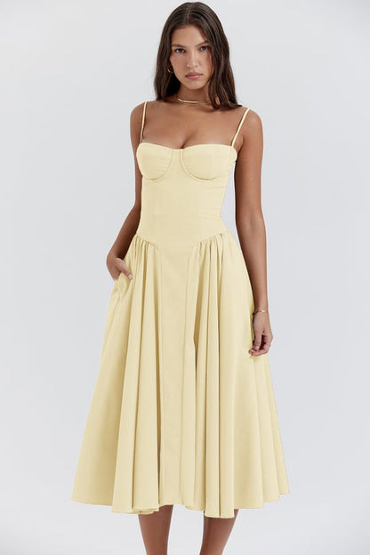 Abito midi giallo chiaro con spalline sottili, scollo a cuore e gonna svasata. Elegante e femminile, perfetto per eventi estivi o serate speciali.