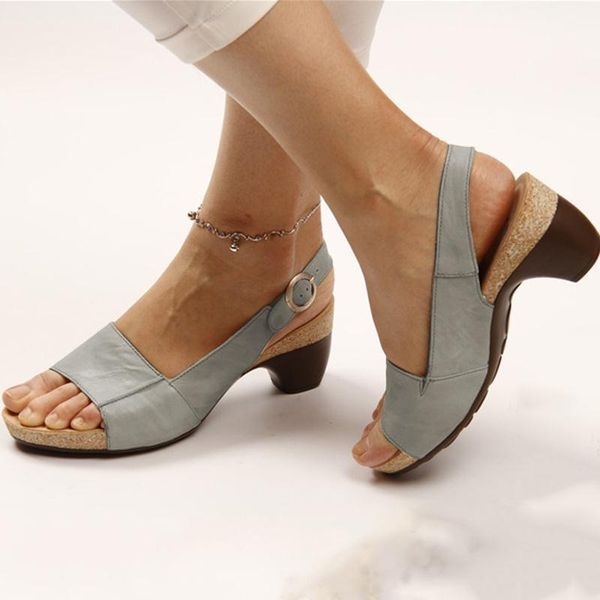 Sandali donna eleganti in pelle grigia con tacco basso, cinturino regolabile e suola antiscivolo. Scarpe estive comode e alla moda.