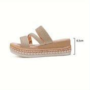 Sandalo platform donna beige con zeppa 6,5 cm, doppia fascia glitterata, suola intrecciata, moda estiva, calzature eleganti e comode.