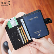 Portafoglio da viaggio in pelle nera con protezione RFID, contenente passaporto, carte di credito e tessere. Accessorio elegante e sicuro.