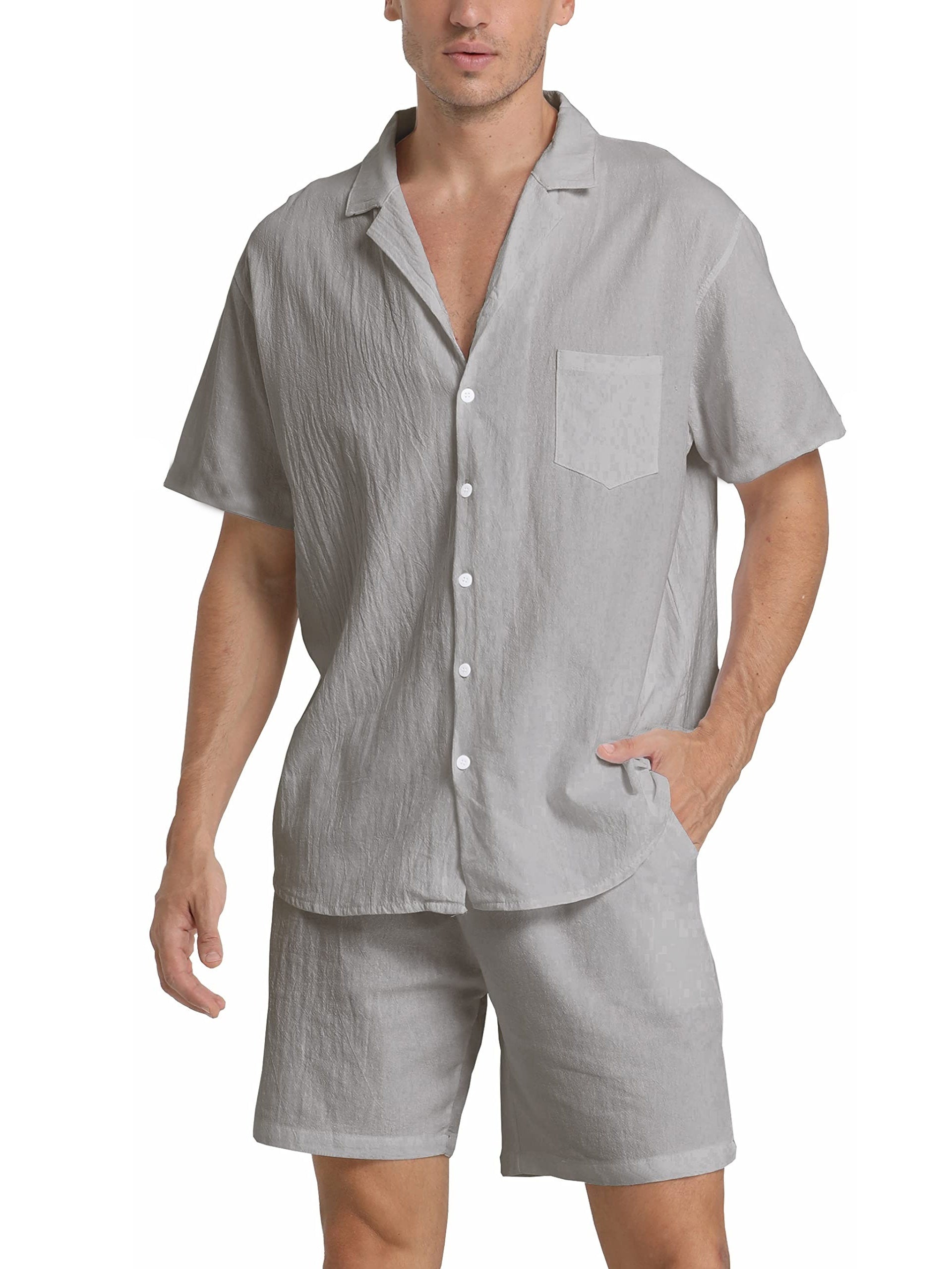 Camicia e pantaloncini uomo in lino grigio chiaro, maniche corte, tasca frontale, abbigliamento estivo casual, moda maschile elegante.