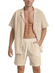 Uomo in completo estivo beige, camicia a maniche corte e pantaloncini con coulisse. Moda casual, abbigliamento leggero, stile estivo maschile.