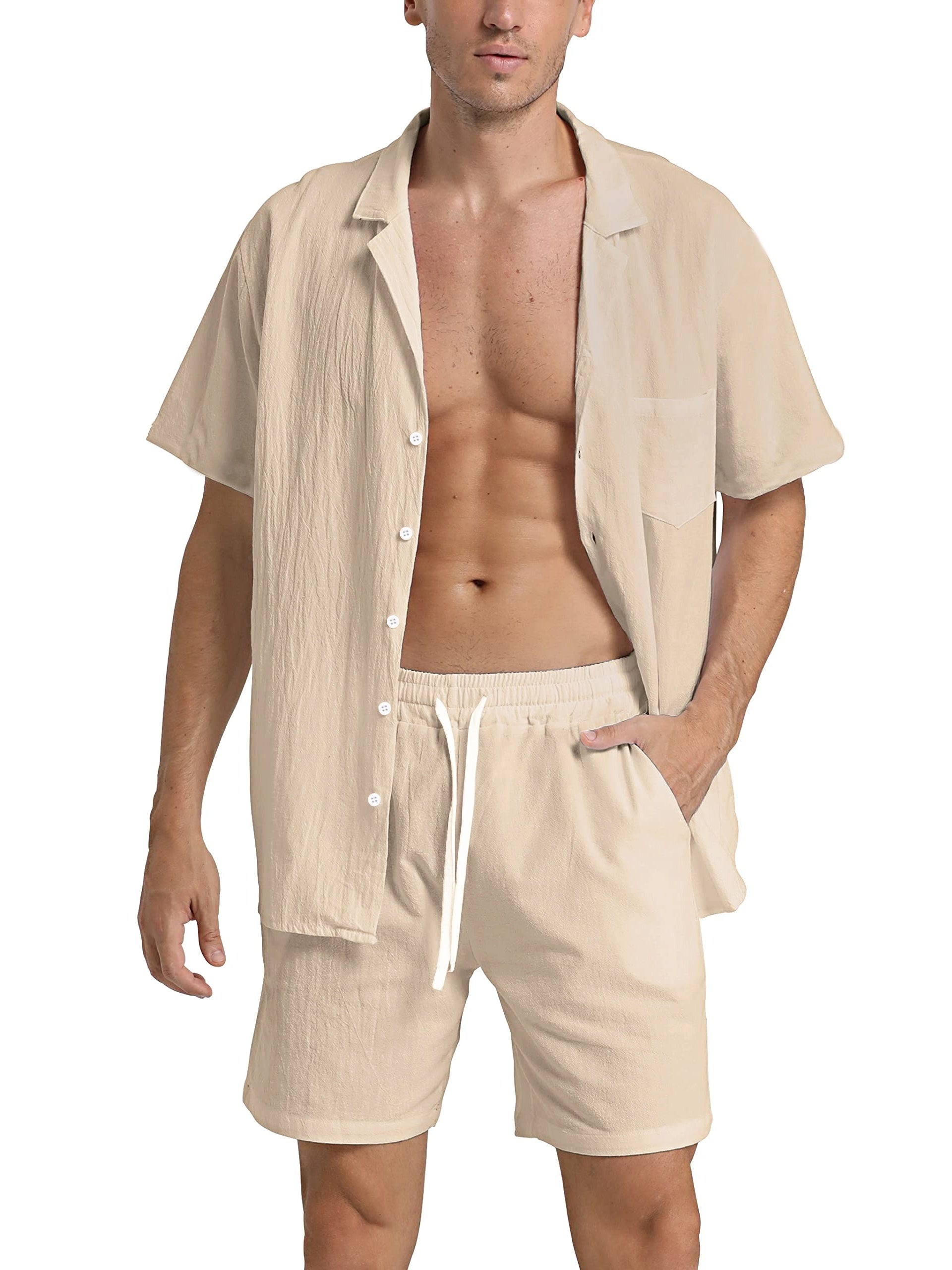 Uomo in completo estivo beige, camicia a maniche corte e pantaloncini con coulisse. Moda casual, abbigliamento leggero, stile estivo maschile.