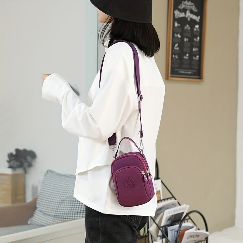 Donna con borsa a tracolla viola, indossa camicia bianca e cappello nero. Moda casual, accessori eleganti, stile urbano.