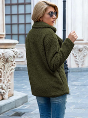 Giacca in pile verde oliva da donna, stile casual, indossata all'aperto. Design caldo e accogliente, perfetto per l'autunno e l'inverno.