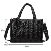 Borsa a tracolla nera trapuntata con sciarpa decorativa, dimensioni 33x23x14 cm, elegante e versatile per donna. Accessorio moda autunno/inverno.