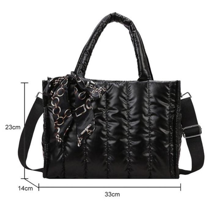 Borsa a tracolla nera trapuntata con sciarpa decorativa, dimensioni 33x23x14 cm, elegante e versatile per donna. Accessorio moda autunno/inverno.