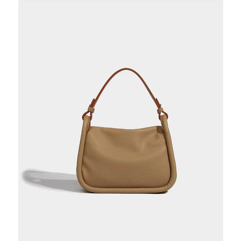 Borsa a spalla in pelle beige, design minimalista, manico marrone, moda donna, accessorio elegante, perfetta per ogni occasione.