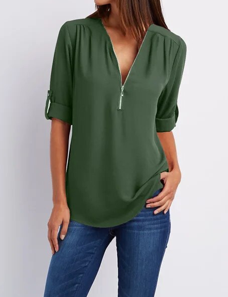 4 arrotolate, scollo a V, abbinata a jeans. Moda casual elegante, tessuto leggero, stile versatile.